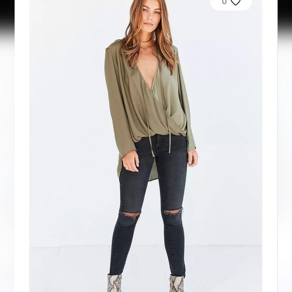 Urban Outfitters Silence and Noise Satin Two Tone Green Plunging Draped Blouse M - Picture 10 of 16